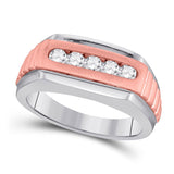 Anillo de boda de 5 piedras acanalado con diamantes redondos para hombre de oro bicolor de 10 quilates, 1/2 quilates 