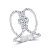 Anillo de oro blanco de 14 quilates para mujer con diamantes redondos y espacio negativo de 7/8 quilates 