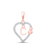 Colgante de oro rosa de 10 quilates para mujer con diamante redondo C y letra en forma de corazón de 1/10 quilates 